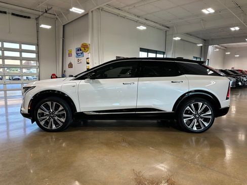 Used 2025 Cadillac Optiq Luxury 2 w/ LPO, Floor Liner Package AWD/4WD image 5