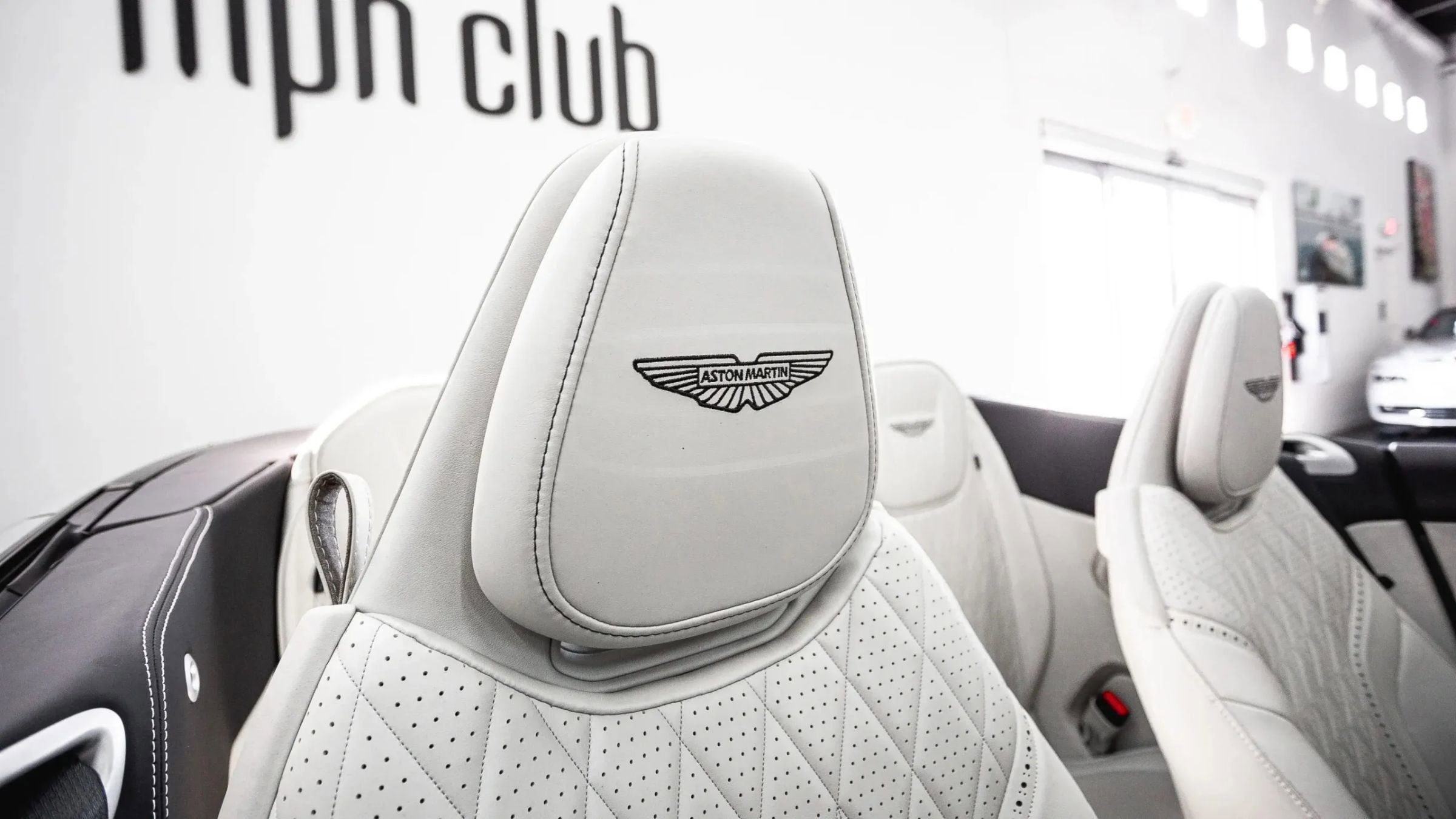 Used 2024 Aston Martin DB12 Convertible RWD image 34