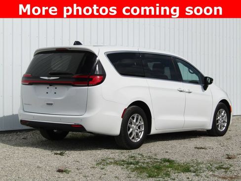 Used 2026 Chrysler Pacifica Select FWD image 3