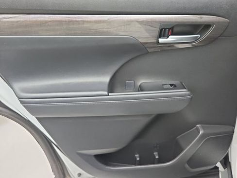 Certified 2025 Toyota Highlander Limited AWD/4WD image 16