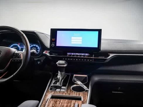 Used 2025 Toyota Sienna Limited image 13