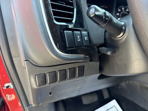 Used 2018 Mitsubishi Outlander ES image 23