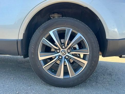 Used 2024 Toyota Venza LE AWD/4WD image 12