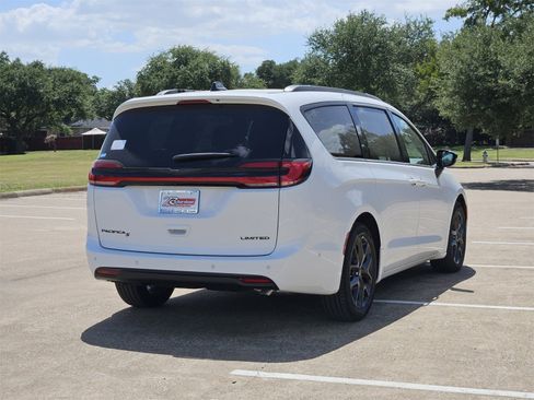 New 2025 Chrysler Pacifica Limited image 4