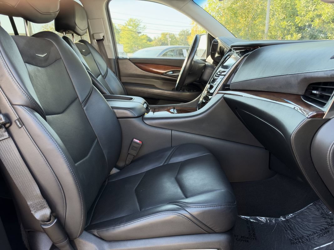 Used 2019 Cadillac Escalade Luxury AWD/4WD image 18