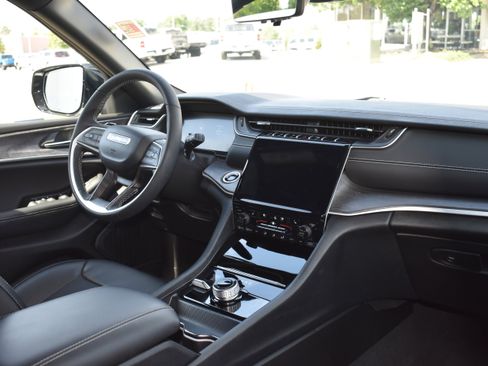 Used 2025 Jeep Grand Cherokee L Limited w/ Luxury Tech Group II image 33