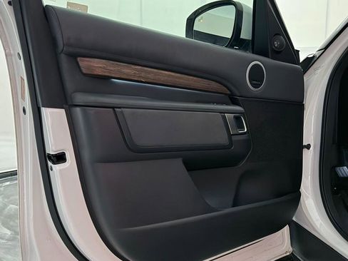 Used 2018 Land Rover Discovery HSE image 17