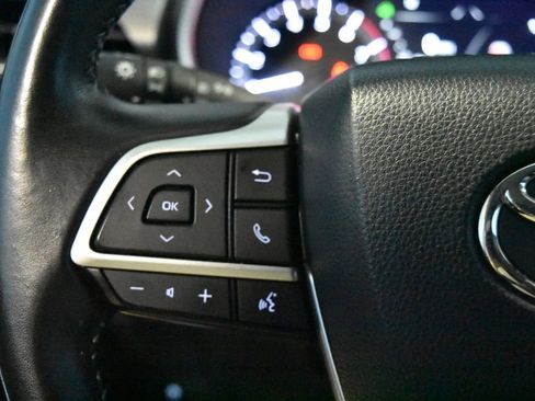 Used 2023 Toyota Highlander XLE image 7