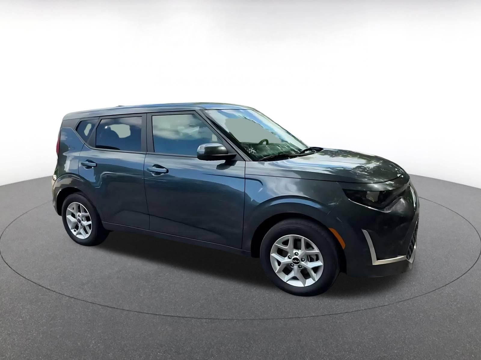 Used 2025 Kia Soul LX w/ LX Technology Package FWD image 2