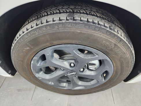 Used 2024 Chrysler Pacifica Limited image 3