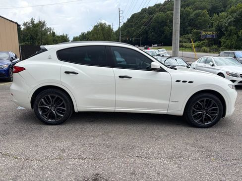 Used 2018 Maserati Levante GranLusso AWD/4WD image 4