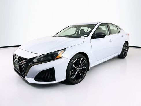 Used 2023 Nissan Altima 2.5 SR FWD image 3
