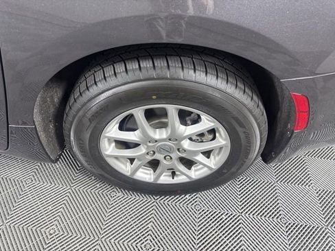 Used 2023 Chrysler Pacifica Touring-L image 12