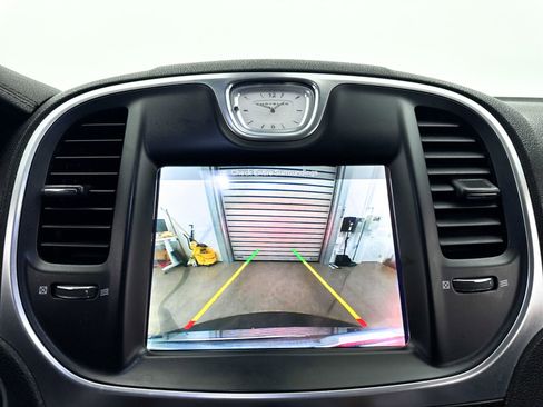 Used 2018 Chrysler 300 Limited image 18