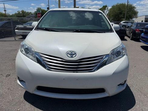 Used 2017 Toyota Sienna XLE image 2