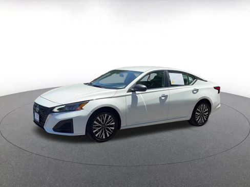 Used 2025 Nissan Altima 2.5 SV FWD image 8