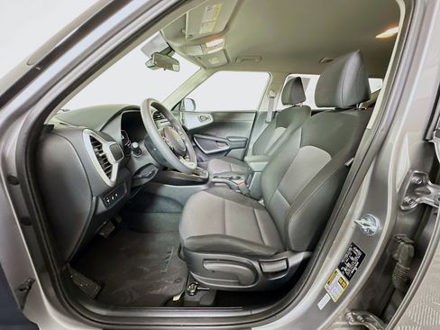 Used 2025 Kia Soul LX w/ LX Technology Package FWD image 13