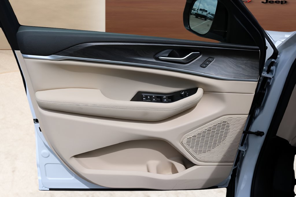 New 2026 Jeep Grand Cherokee Limited RWD image 10