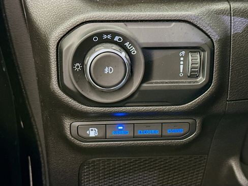 Used 2023 Jeep Wrangler Unlimited Sahara w/ Cold Weather Group AWD/4WD image 17