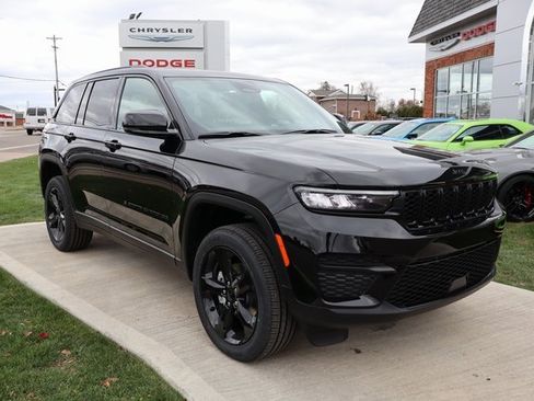New 2025 Jeep Grand Cherokee Altitude image 3