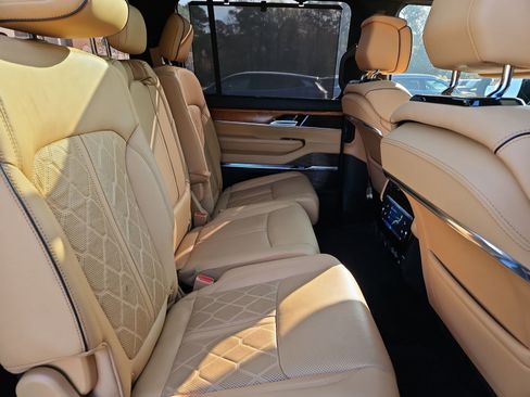 Used 2022 Jeep Grand Wagoneer Series III w/ Flexible Seating Group AWD/4WD image 17