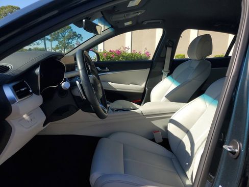 Used 2025 Genesis G70 2.5T image 26