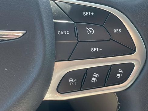 Used 2024 Chrysler Pacifica Touring-L FWD image 22