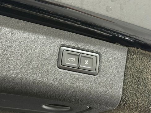 Used 2018 Bentley Bentayga Black Edition image 37