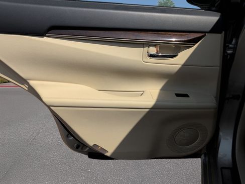 Used 2015 Lexus ES 350 w/ Luxury Package FWD image 24