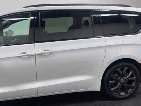 Used 2020 Chrysler Pacifica Touring-L w/ S Appearance Package FWD image 13