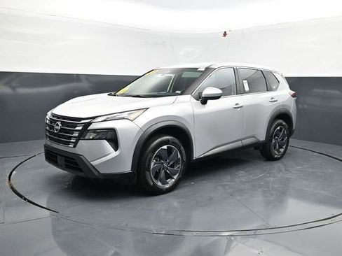 Used 2024 Nissan Rogue SV FWD image 3