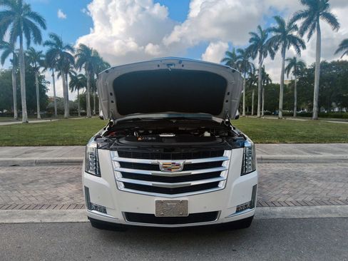 Used 2018 Cadillac Escalade ESV Premium Luxury AWD/4WD image 44