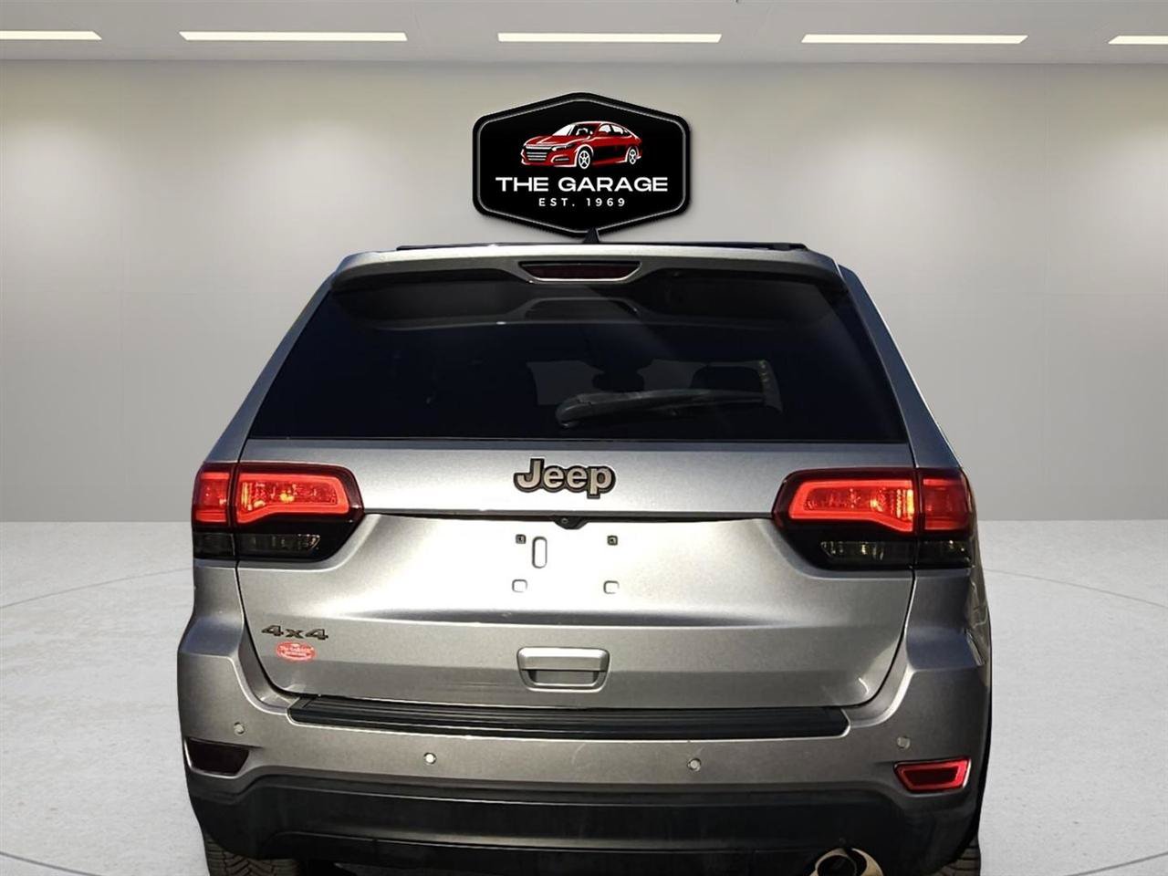 Used 2017 Jeep Grand Cherokee Laredo AWD/4WD image 5