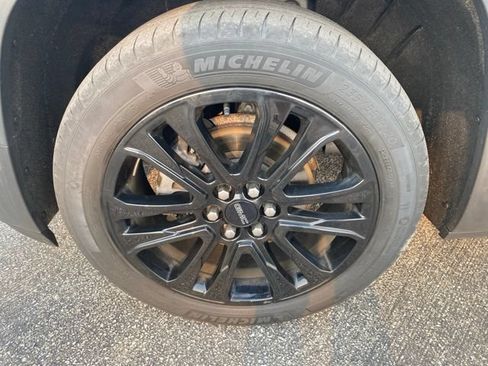 Used 2023 GMC Acadia SLT w/ Elevation Edition AWD/4WD image 10