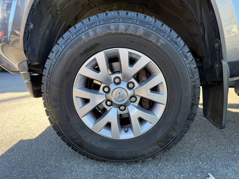 Used 2017 Toyota Tacoma 2WD Access Cab image 12