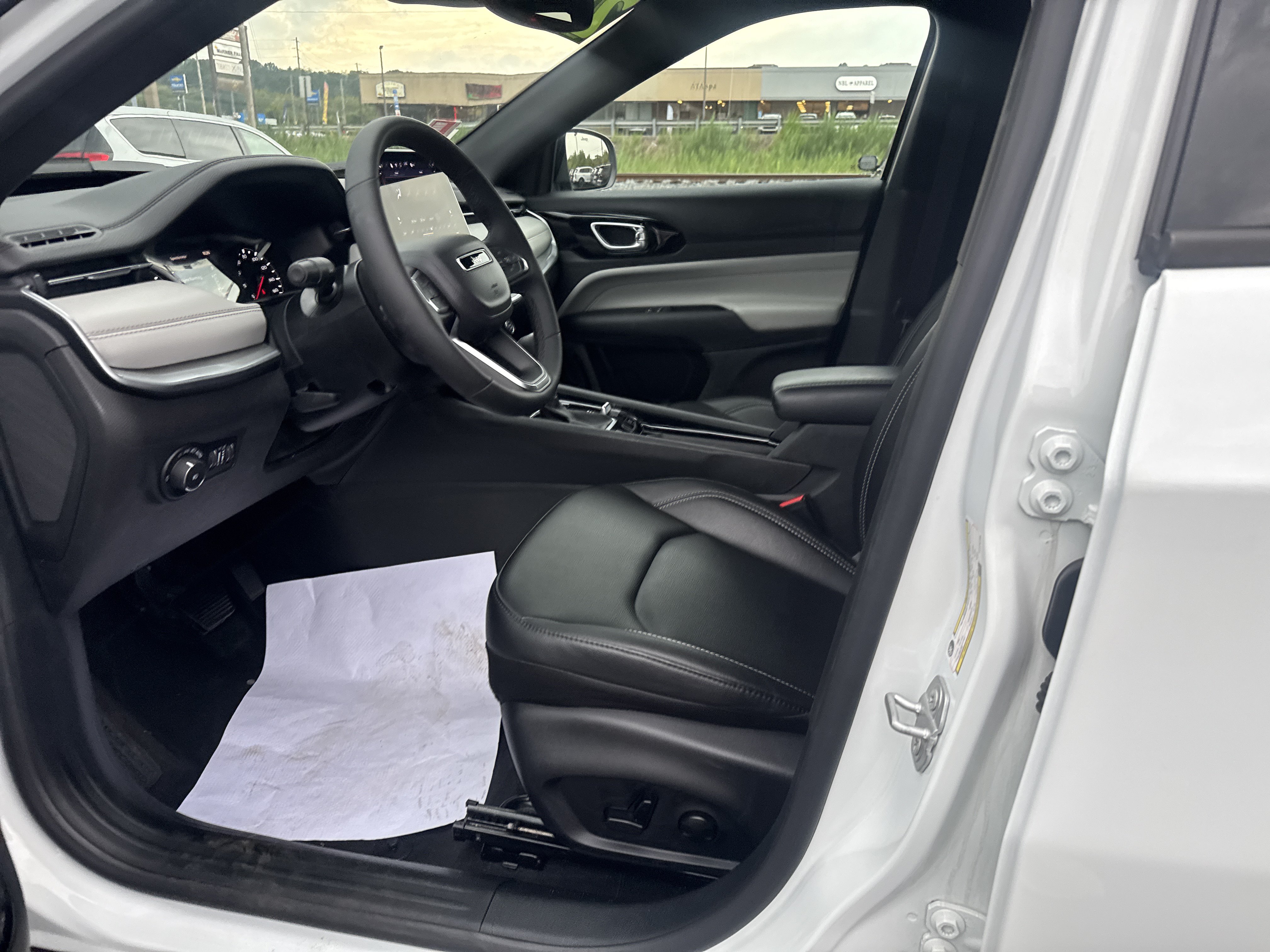 Used 2026 Jeep Compass Limited AWD/4WD image 12