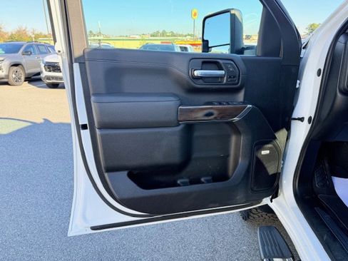 Used 2023 GMC Sierra 2500 SLT w/ SLT Premium Package image 10