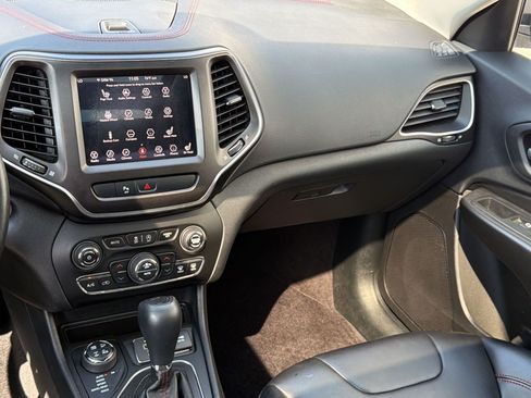 Used 2019 Jeep Cherokee Trailhawk w/ Comfort/Convenience Group AWD/4WD image 26