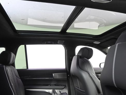 New 2027 Cadillac Vistiq Sport w/ LPO, Floor Liner Package AWD/4WD image 17