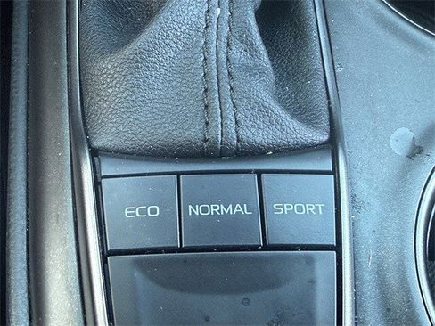 Used 2023 Toyota Camry SE image 19