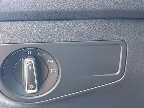 Used 2019 Volkswagen Tiguan SE image 25