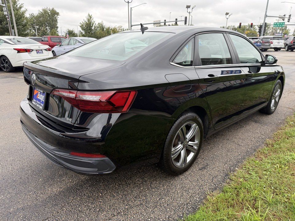 Used 2024 Volkswagen Jetta SE FWD image 5