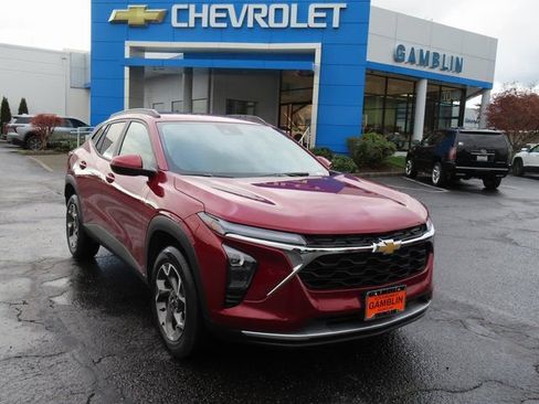 Used 2025 Chevrolet Trax LT w/ Driver Confidence Package FWD image 1