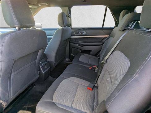 Used 2018 Ford Explorer XLT image 18