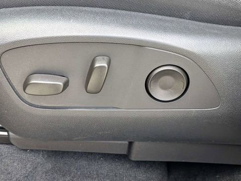 Used 2025 Chevrolet Traverse LT FWD image 19