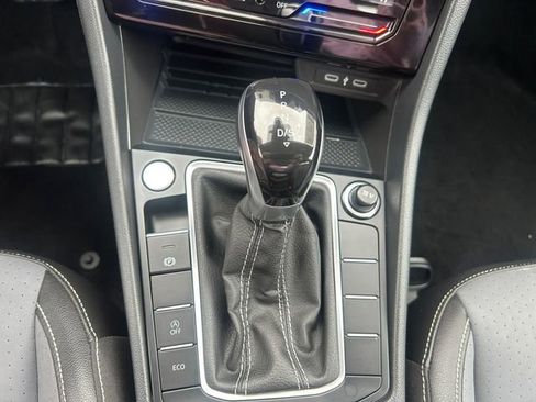 Used 2025 Volkswagen Jetta SE image 12