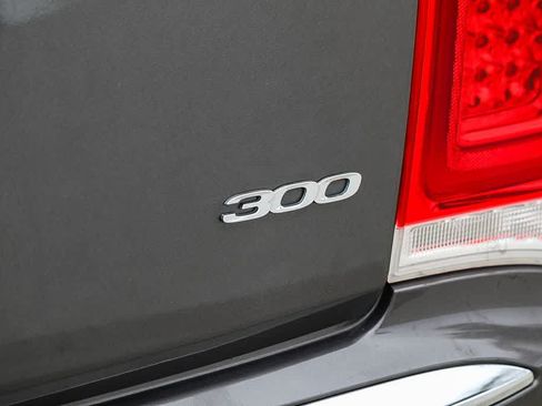 Used 2017 Chrysler 300 Limited RWD image 11