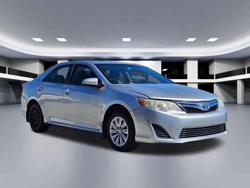 Used 2014 Toyota Camry LE image 7