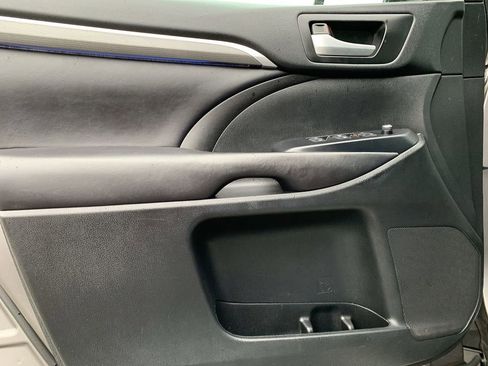 Used 2017 Toyota Highlander SE image 15