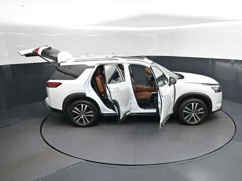 Used 2025 Nissan Pathfinder Platinum FWD image 50